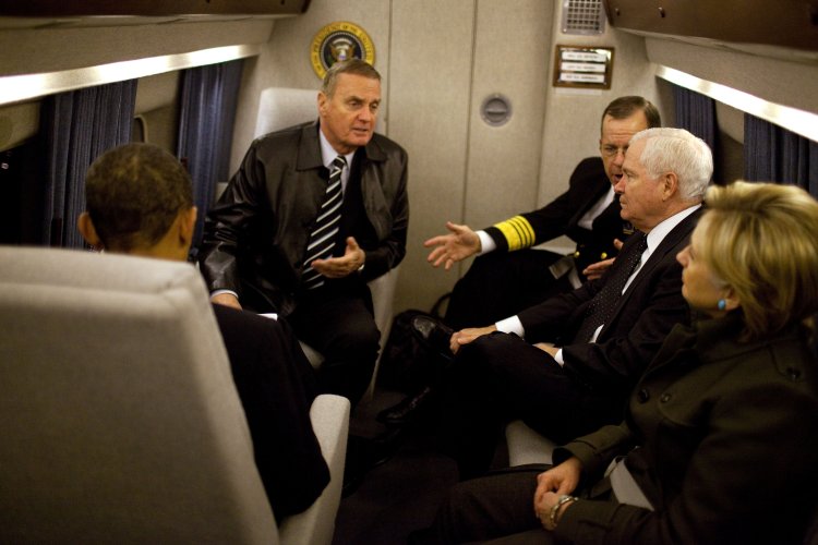 Obama,_Clinton,_Gates,_Jones_and_Mullen_in_Marine_One.jpg