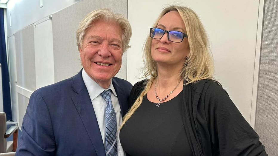 Stormy-Daniels-and-lawyer_01.jpg